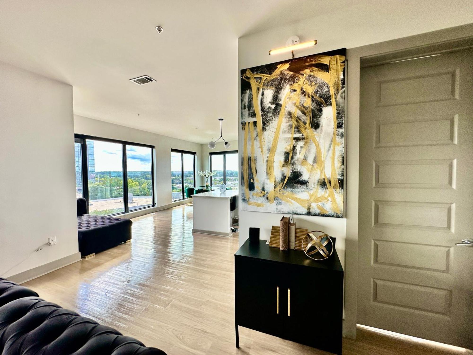 Modern Luxury At The Interlock Apartamento